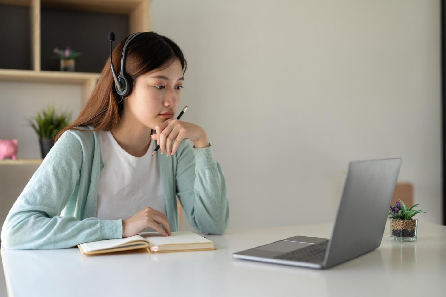 Teilnehmer arbeiten gemeinsam an Finanzanalysen mit modernen digitalen Tools