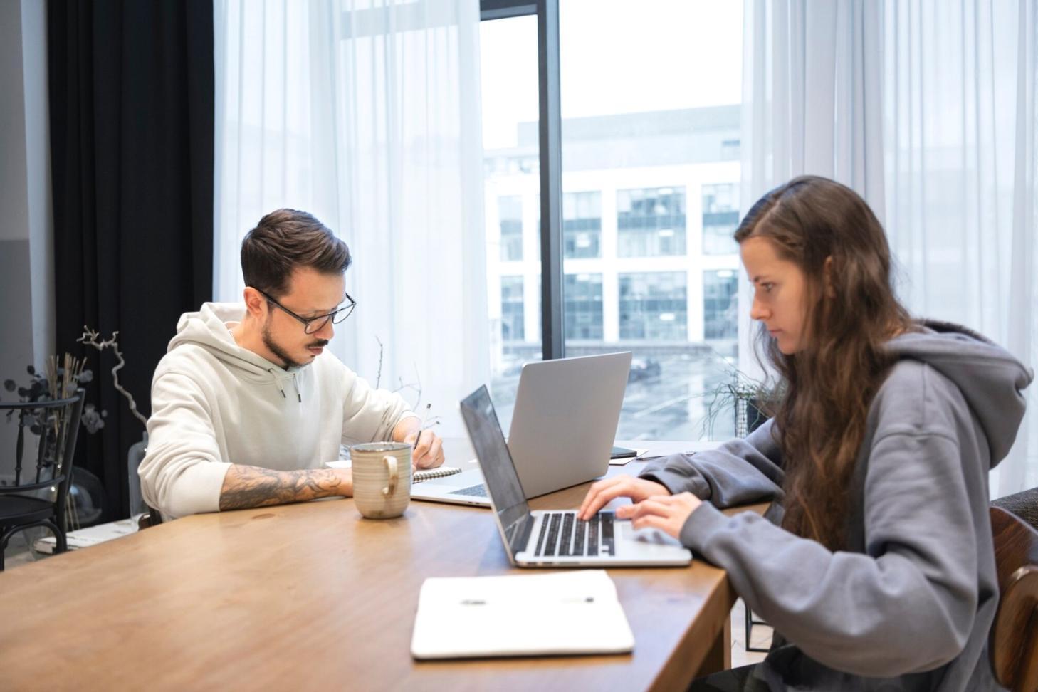 Digitale Finanztools und Rechner auf Bildschirm